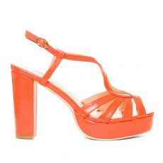 Lakované sandále na platforme. Oranžové.